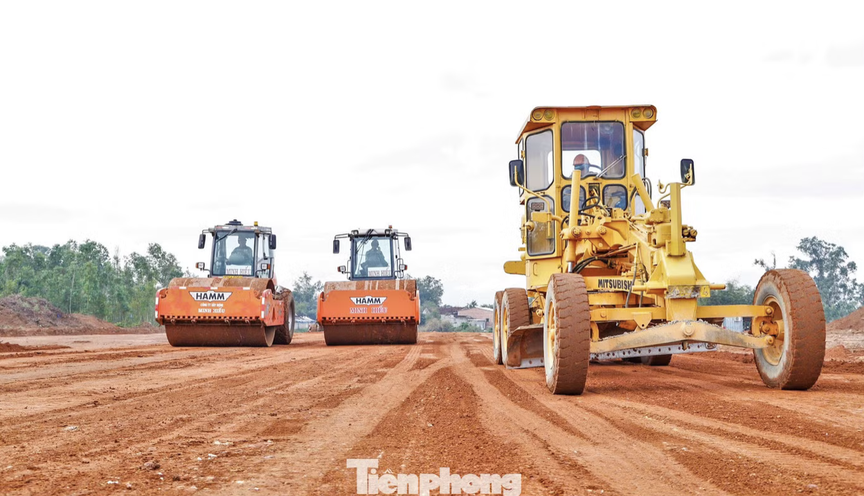 Kiểm tra cao tốc gần 44.000 tỷ băng qua 2 con đèo hiểm trở chạy dọc tỉnh lớn thứ 2 Việt Nam, lãnh đạo tỉnh chỉ đạo nóng ngay tại công trường- Ảnh 2.