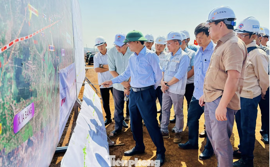 Kiểm tra cao tốc gần 44.000 tỷ băng qua 2 con đèo hiểm trở chạy dọc tỉnh lớn thứ 2 Việt Nam, lãnh đạo tỉnh chỉ đạo nóng ngay tại công trường- Ảnh 1.