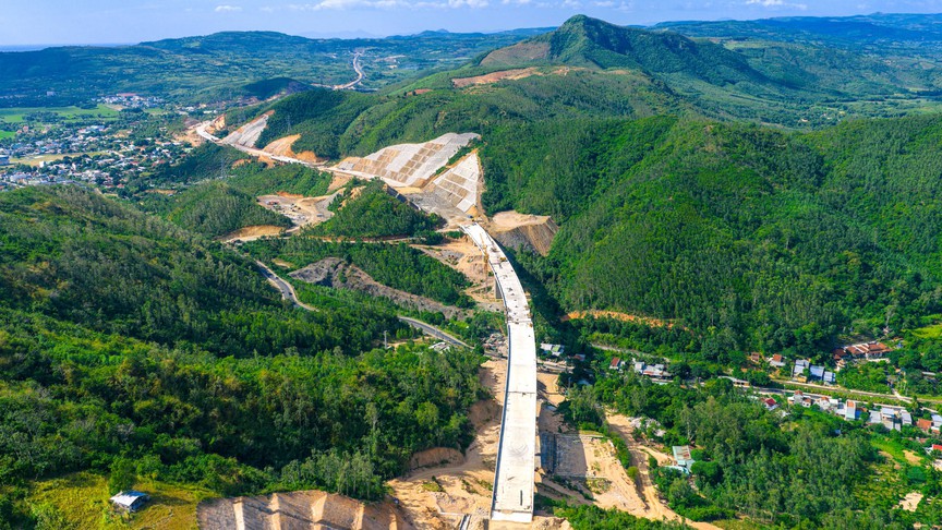 Tháng này, Việt Nam dự kiến đưa vào khai thác tuyến cao tốc gần 15.000 tỷ chạy dọc 2 tỉnh rộng bậc nhất cả nước- Ảnh 3. Tháng này, Việt Nam dự kiến đưa vào khai thác tuyến cao tốc gần 15.000 tỷ chạy dọc 2 tỉnh rộng bậc nhất cả nước- Ảnh 3.