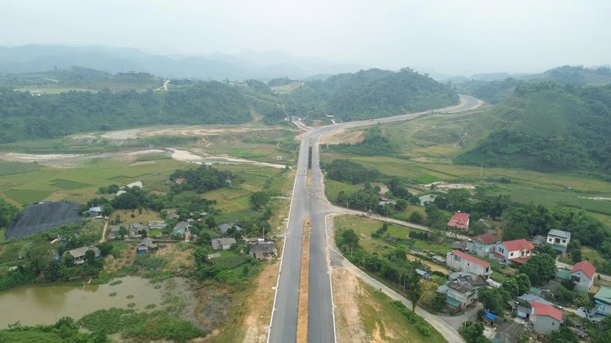 Sắp thông xe tuyến đường 1.500 tỷ chạy dọc sông Hồng, kết nối đến vùng biên giới- Ảnh 1.