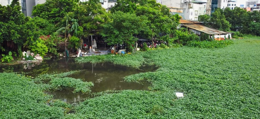 Hà Nội: Nhếch nhác xung quanh hồ Rẻ Quạt- Ảnh 7. Hà Nội: Nhếch nhác xung quanh hồ Rẻ Quạt- Ảnh 7.