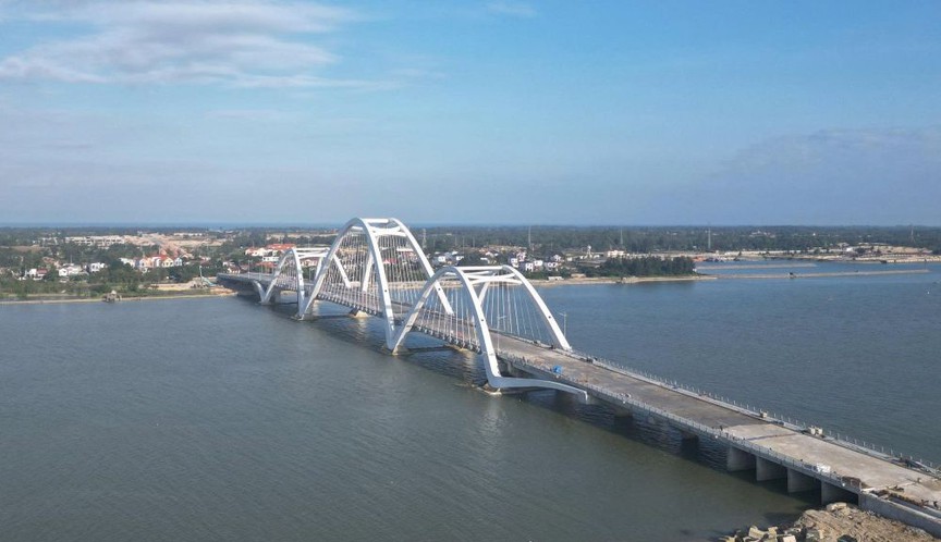 Cây cầu nghìn tỷ tại tỉnh hẹp nhất Việt Nam đã sáng đèn nhưng vẫn chưa thông xe- Ảnh 2. Cây cầu nghìn tỷ tại tỉnh hẹp nhất Việt Nam đã sáng đèn nhưng vẫn chưa thông xe- Ảnh 2.