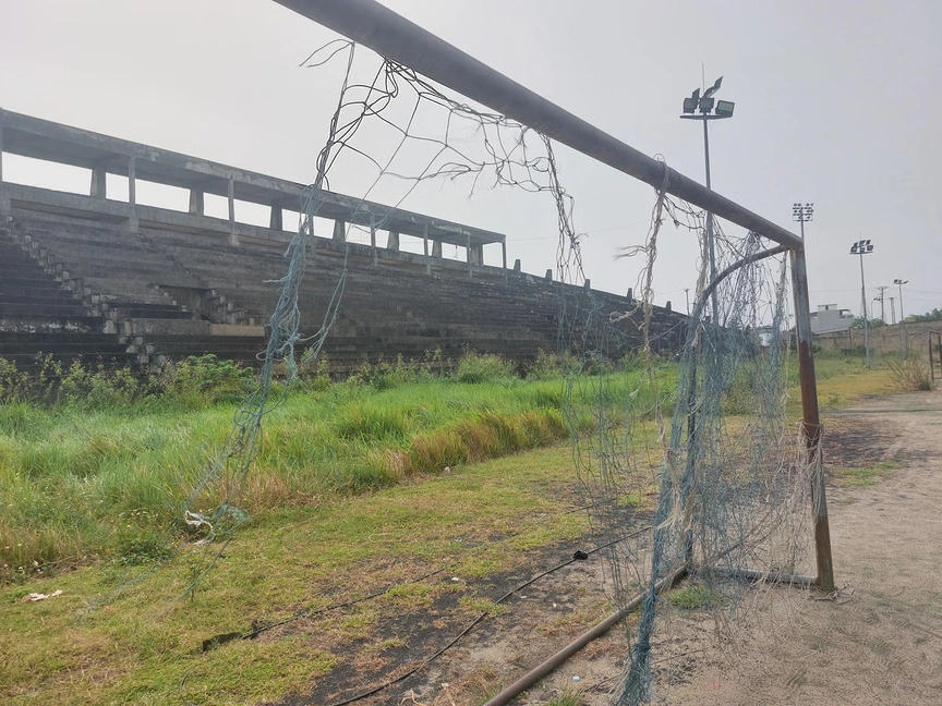 Hoang tàn khung cảnh sân vận động 10.000 chỗ ngồi bị bỏ hoang gần 20 năm- Ảnh 2.
