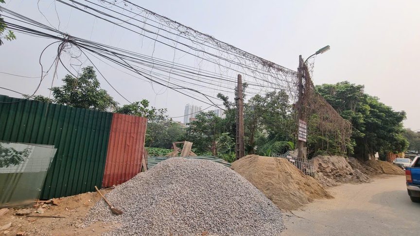 Hà Nội: Nhếch nhác xung quanh hồ Rẻ Quạt- Ảnh 9. Hà Nội: Nhếch nhác xung quanh hồ Rẻ Quạt- Ảnh 9.