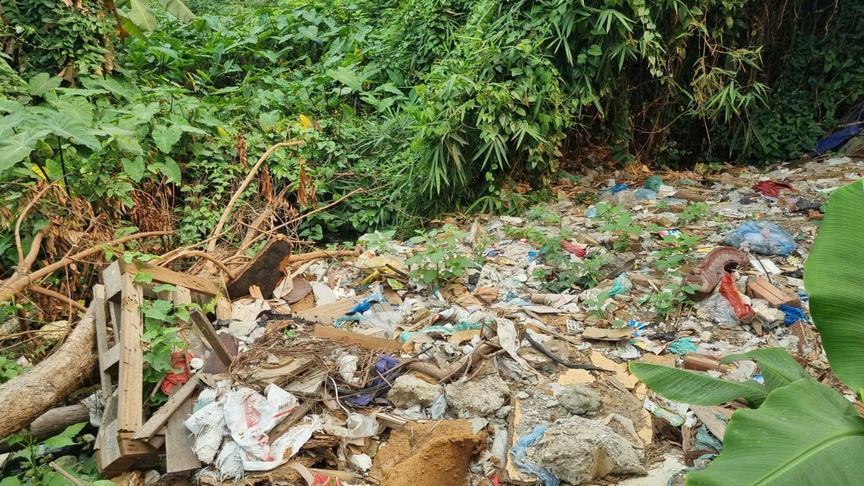 Hà Nội: Nhếch nhác xung quanh hồ Rẻ Quạt- Ảnh 8. Hà Nội: Nhếch nhác xung quanh hồ Rẻ Quạt- Ảnh 8.