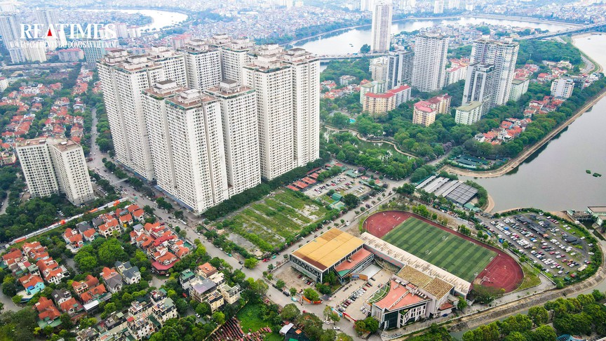 Đất xây trường học ở Linh Đàm lại thành bãi cỏ hoang sau gần 2 năm dẹp bãi xe không phép- Ảnh 1.