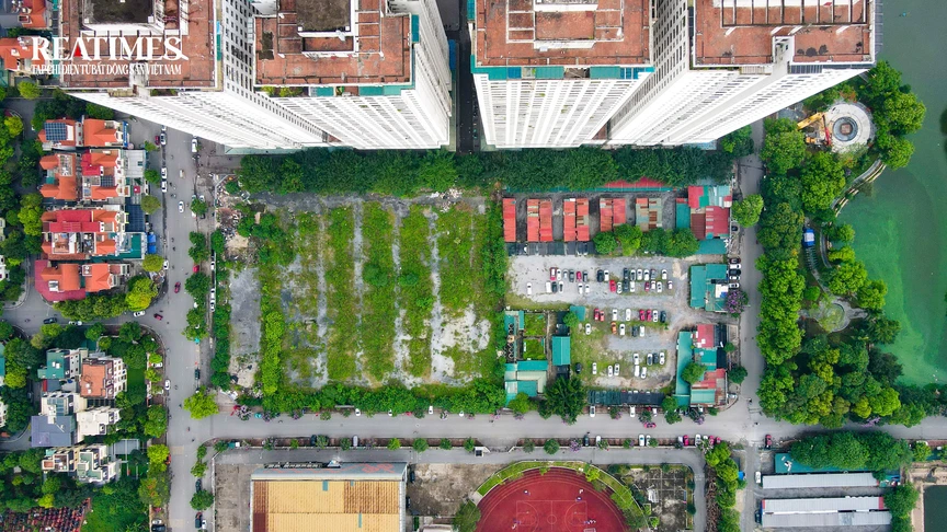 Đất xây trường học ở Linh Đàm lại thành bãi cỏ hoang sau gần 2 năm dẹp bãi xe không phép- Ảnh 2.
