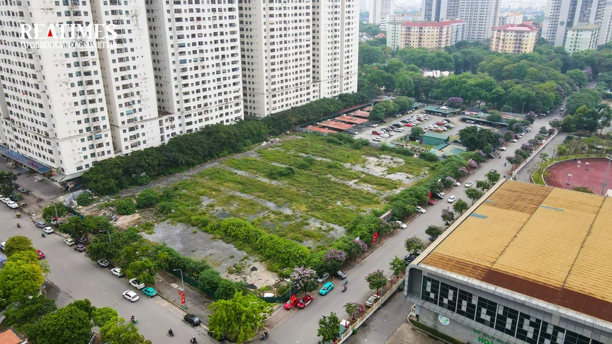 Đất xây trường học ở Linh Đàm lại thành bãi cỏ hoang sau gần 2 năm dẹp bãi xe không phép- Ảnh 3.