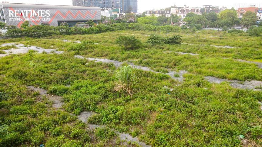 Đất xây trường học ở Linh Đàm lại thành bãi cỏ hoang sau gần 2 năm dẹp bãi xe không phép- Ảnh 5.