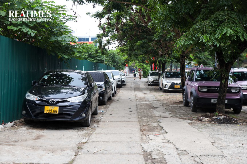 Đất xây trường học ở Linh Đàm lại thành bãi cỏ hoang sau gần 2 năm dẹp bãi xe không phép- Ảnh 10.
