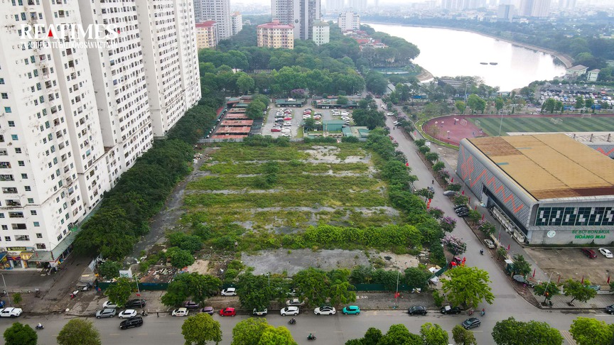 Đất xây trường học ở Linh Đàm lại thành bãi cỏ hoang sau gần 2 năm dẹp bãi xe không phép- Ảnh 13.