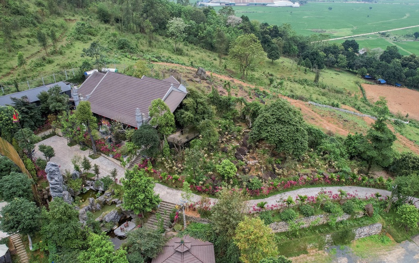 Nữ NSND trẻ nhất Việt Nam sở hữu biệt thự 10.000m2 với 10 phòng ngủ, khuôn viên có hòn non bộ cao bằng nhà 2 tầng- Ảnh 1.