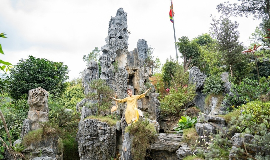 Nữ NSND trẻ nhất Việt Nam sở hữu biệt thự 10.000m2 với 10 phòng ngủ, khuôn viên có hòn non bộ cao bằng nhà 2 tầng- Ảnh 2.