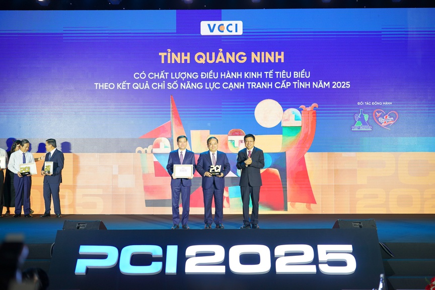 Chủ tịch UBND tỉnh Quảng Ninh: Chuyển mạnh từ tư duy “quản lý” sang “phục vụ”, lấy sự hài lòng của người dân và doanh nghiệp làm thước đo hiệu quả- Ảnh 1.