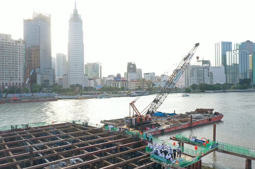 Dự án cầu đi bộ nghìn tỷ với kết cấu vòm thép lần đầu tiên được áp dụng tại Việt Nam vừa đạt dấu mốc mới- Ảnh 3.