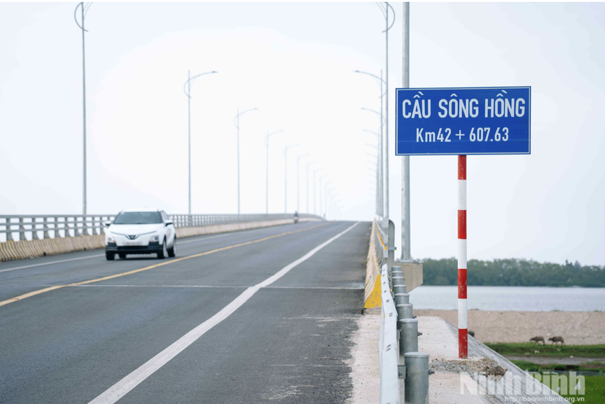 Cầu vượt sông gần 1.000 tỷ nối 2 tỉnh miền Bắc, kết thúc hơn 200 năm di chuyển bằng đò của người dân bên sông Hồng- Ảnh 1.