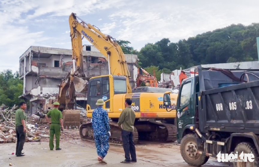 Hôm nay, biệt phủ rộng bằng 2 sân bóng đá xây trên đất chiếm dụng chính thức bị phá dỡ- Ảnh 1. Hôm nay, biệt phủ rộng bằng 2 sân bóng đá xây trên đất chiếm dụng chính thức bị phá dỡ- Ảnh 1.