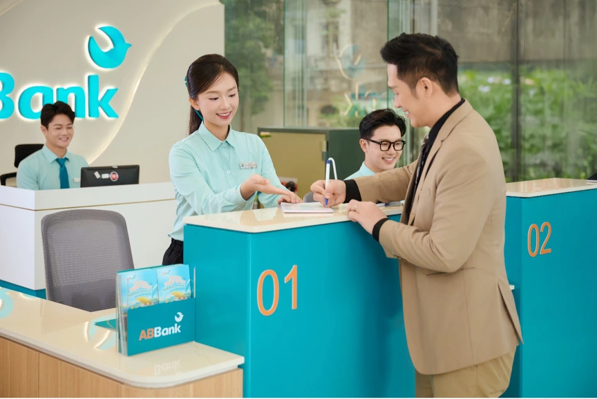 ABBank áp dụng mô hình quầy giao dịch đứng toàn hệ thống, tối ưu trải nghiệm- Ảnh 2. ABBank áp dụng mô hình quầy giao dịch đứng toàn hệ thống, tối ưu trải nghiệm- Ảnh 2.