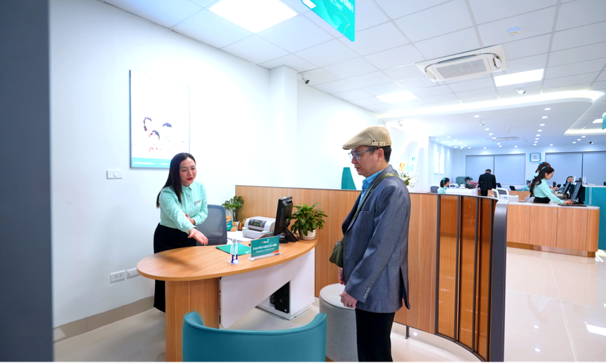 ABBank áp dụng mô hình quầy giao dịch đứng toàn hệ thống, tối ưu trải nghiệm- Ảnh 4. ABBank áp dụng mô hình quầy giao dịch đứng toàn hệ thống, tối ưu trải nghiệm- Ảnh 4.