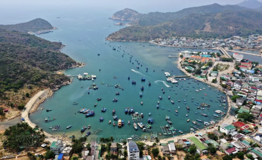 Một làng chài nhỏ ven biển miền Trung sẽ trở thành trung tâm du lịch sinh thái biển cao cấp- Ảnh 1. Một làng chài nhỏ ven biển miền Trung sẽ trở thành trung tâm du lịch sinh thái biển cao cấp- Ảnh 1.