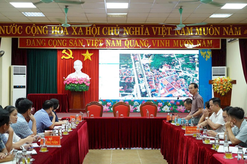 Hình ảnh tại buổi bàn giao mốc giới. Nguồn ảnh: Hanoimoi.vn Hình ảnh tại buổi bàn giao mốc giới. Nguồn ảnh: Hanoimoi.vn