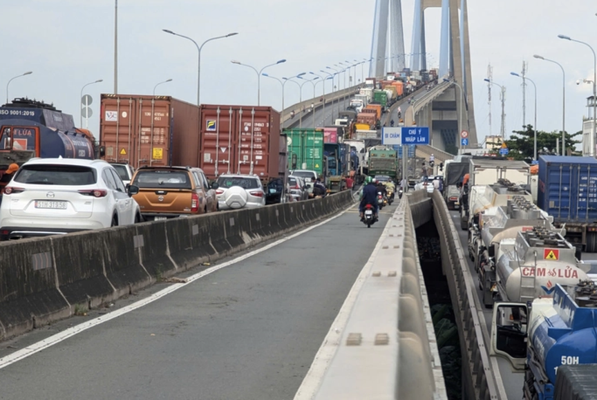 Ngày mai, bắt đầu sửa chữa cây cầu dây văng hơn 2.000 tỷ có kiến trúc trụ tháp hình chữ H, gần 16 năm giữ kỷ lục cầu dây văng lớn nhất thành phố giàu nhất cả nước- Ảnh 1. Ngày mai, bắt đầu sửa chữa cây cầu dây văng hơn 2.000 tỷ có kiến trúc trụ tháp hình chữ H, gần 16 năm giữ kỷ lục cầu dây văng lớn nhất thành phố giàu nhất cả nước- Ảnh 1.