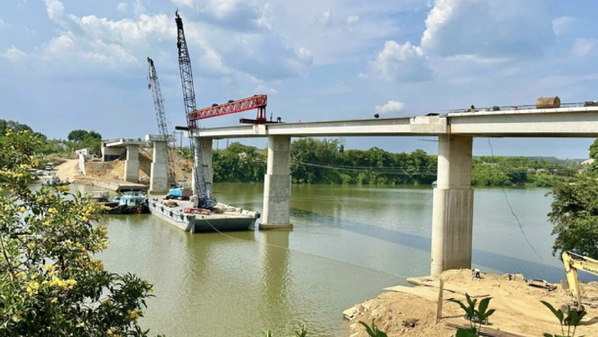 Chỉ vài tháng nữa, chính thức thông xe cầu phục vụ thủy điện lớn nhất miền Nam, góp phần xóa bỏ bến phà hoạt động nhiều năm- Ảnh 1.
