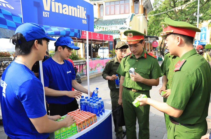 Vinamilk chung tay lan tỏa thông điệp “tổ quốc bình yên” với 40.000 sản phẩm dành cho cộng đồng- Ảnh 3. Vinamilk chung tay lan tỏa thông điệp “tổ quốc bình yên” với 40.000 sản phẩm dành cho cộng đồng- Ảnh 3.