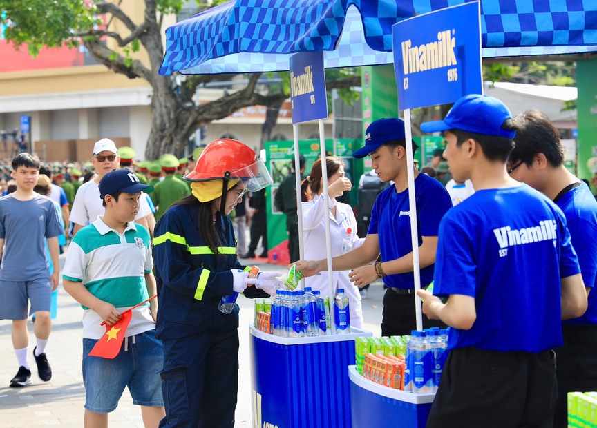 Vinamilk chung tay lan tỏa thông điệp “tổ quốc bình yên” với 40.000 sản phẩm dành cho cộng đồng- Ảnh 4. Vinamilk chung tay lan tỏa thông điệp “tổ quốc bình yên” với 40.000 sản phẩm dành cho cộng đồng- Ảnh 4.