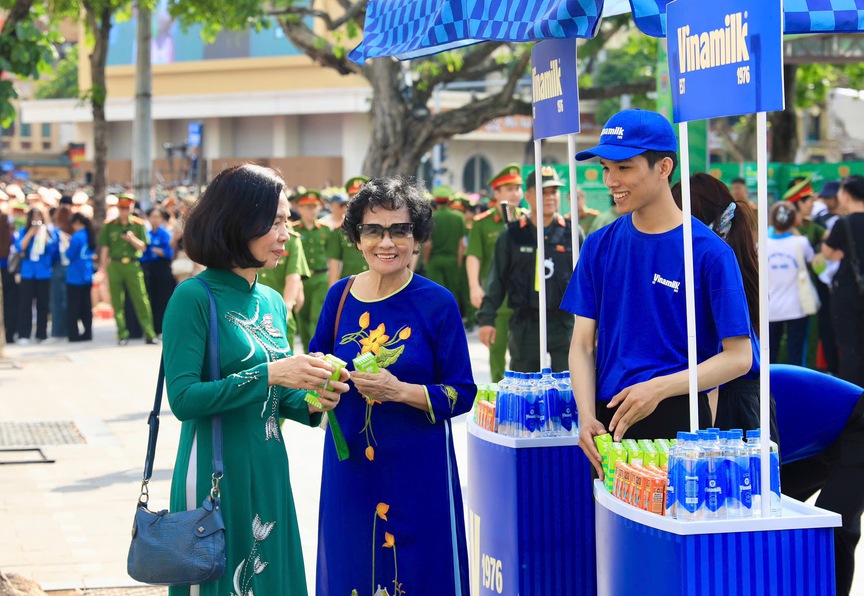 Vinamilk chung tay lan tỏa thông điệp “tổ quốc bình yên” với 40.000 sản phẩm dành cho cộng đồng- Ảnh 7. Vinamilk chung tay lan tỏa thông điệp “tổ quốc bình yên” với 40.000 sản phẩm dành cho cộng đồng- Ảnh 7.