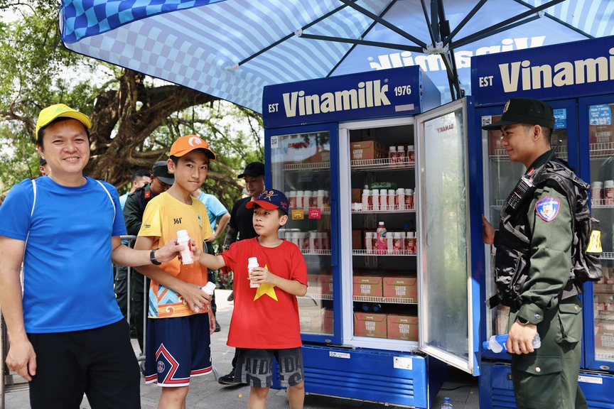Vinamilk chung tay lan tỏa thông điệp “tổ quốc bình yên” với 40.000 sản phẩm dành cho cộng đồng- Ảnh 8. Vinamilk chung tay lan tỏa thông điệp “tổ quốc bình yên” với 40.000 sản phẩm dành cho cộng đồng- Ảnh 8.
