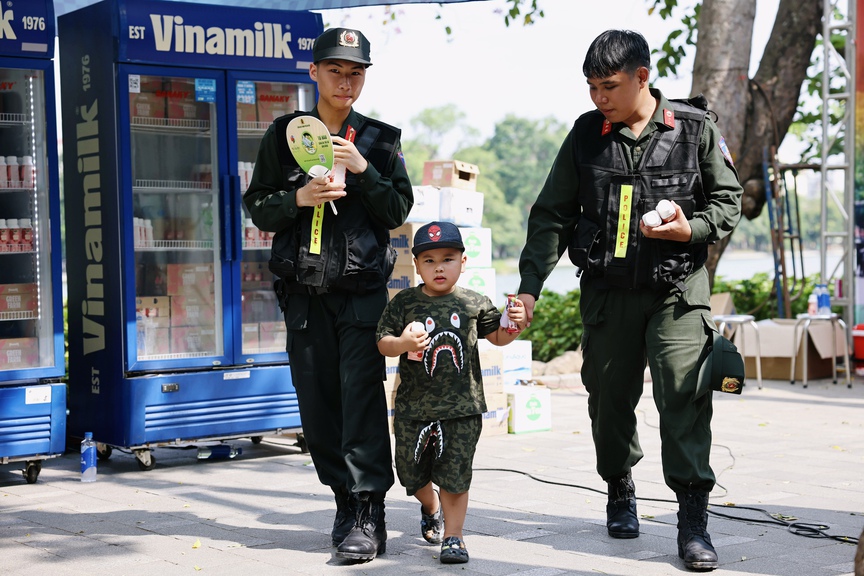 Vinamilk chung tay lan tỏa thông điệp “tổ quốc bình yên” với 40.000 sản phẩm dành cho cộng đồng- Ảnh 9. Vinamilk chung tay lan tỏa thông điệp “tổ quốc bình yên” với 40.000 sản phẩm dành cho cộng đồng- Ảnh 9.
