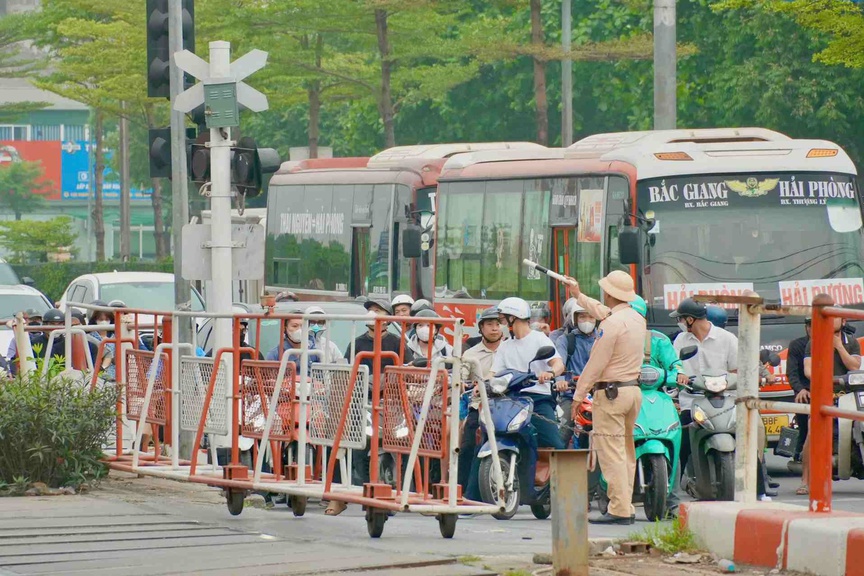 Một nút giao đường sắt và đường bộ. Nguồn ảnh: Báo Lao Động