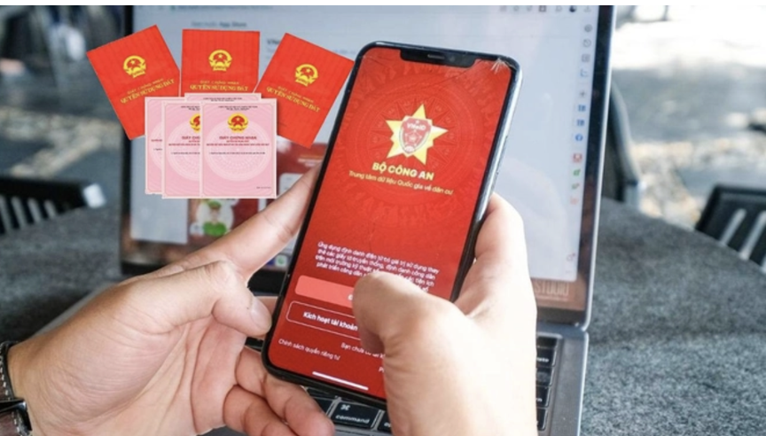 Cán bộ UBND phường yêu cầu tích hợp sổ đỏ vào VNeID, người dân cần chú ý- Ảnh 1.