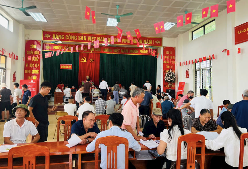 Hàng trăm hộ dân xếp hàng từ sáng sớm nhận tiền bồi thường tại đại dự án 925.000 tỷ của Vingroup- Ảnh 1.
