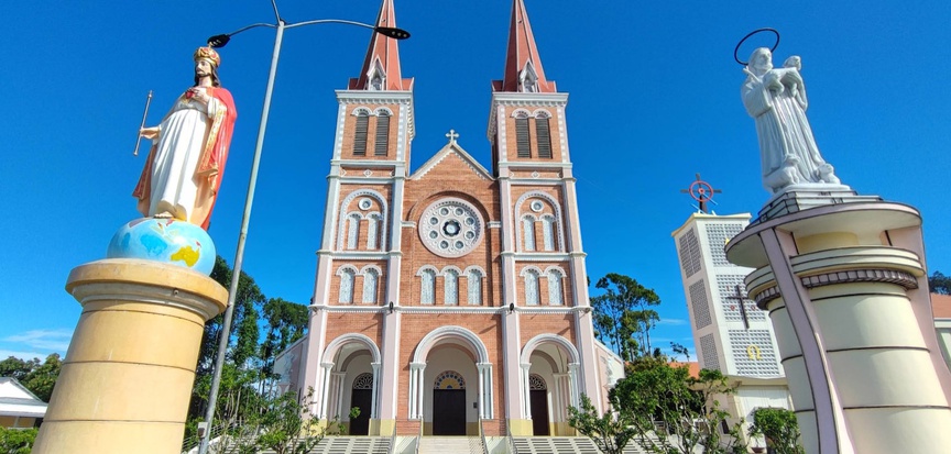 Miền Tây sở hữu một nhà thờ với kiến trúc Gothic Pháp hiếm thấy, tồn tại đã gần 140 năm- Ảnh 2.