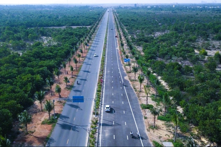 Tuyến đường ven biển 2.000 tỷ nối đến sân bay rộng bậc nhất Việt Nam đối diện khó khăn lớn- Ảnh 2.