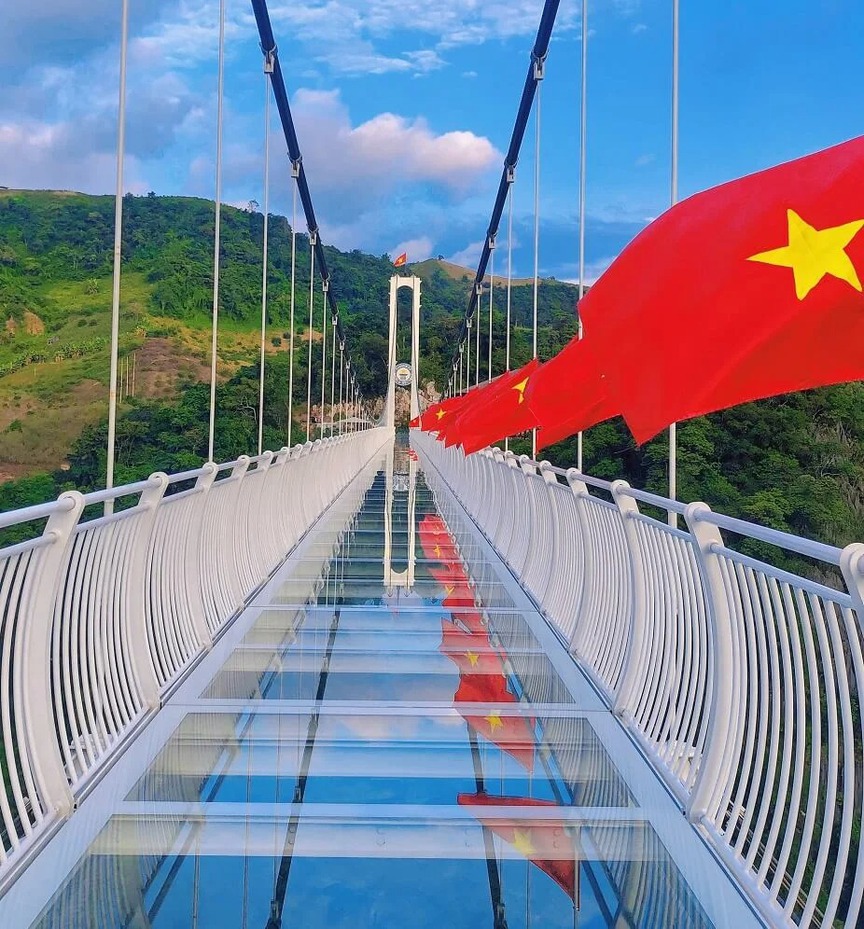 Việt Nam lần đầu tiên trong lịch sử sở hữu cây cầu kính dài nhất thế giới: Vốn đầu tư gần 800 tỷ, nằm cheo leo ở độ cao 150m so với vực sâu- Ảnh 4.