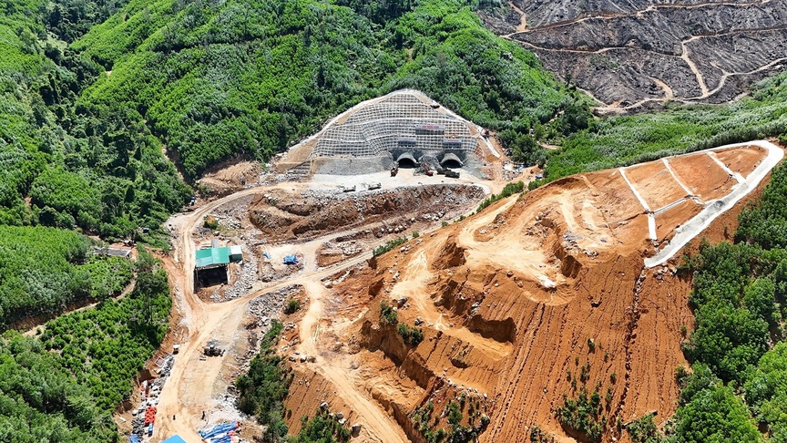 Chưa đầy 3 tháng nữa, cao tốc kết nối ‘rừng - biển’ 22.000 tỷ có hầm xuyên núi và cầu vượt phải thông xe- Ảnh 2. Chưa đầy 3 tháng nữa, cao tốc kết nối ‘rừng - biển’ 22.000 tỷ có hầm xuyên núi và cầu vượt phải thông xe- Ảnh 2.