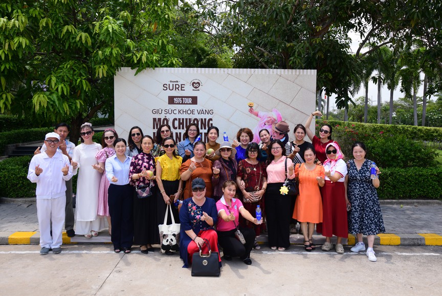 Vinamilk đón thế hệ "đồng niên" tham quan nhà máy với lời hứa chăm sóc sức khỏe bằng dinh dưỡng chất lượng- Ảnh 1. Vinamilk đón thế hệ "đồng niên" tham quan nhà máy với lời hứa chăm sóc sức khỏe bằng dinh dưỡng chất lượng- Ảnh 1.