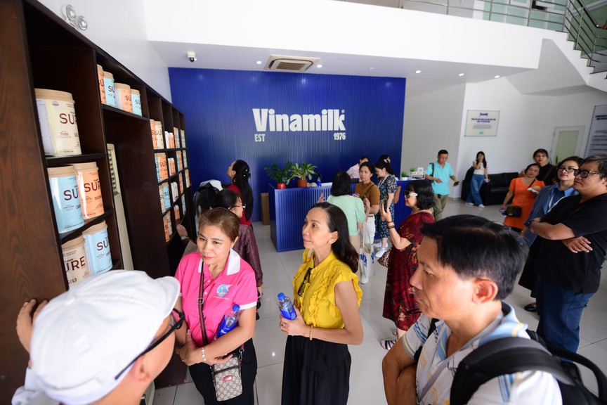 Vinamilk đón thế hệ "đồng niên" tham quan nhà máy với lời hứa chăm sóc sức khỏe bằng dinh dưỡng chất lượng- Ảnh 2. Vinamilk đón thế hệ "đồng niên" tham quan nhà máy với lời hứa chăm sóc sức khỏe bằng dinh dưỡng chất lượng- Ảnh 2.