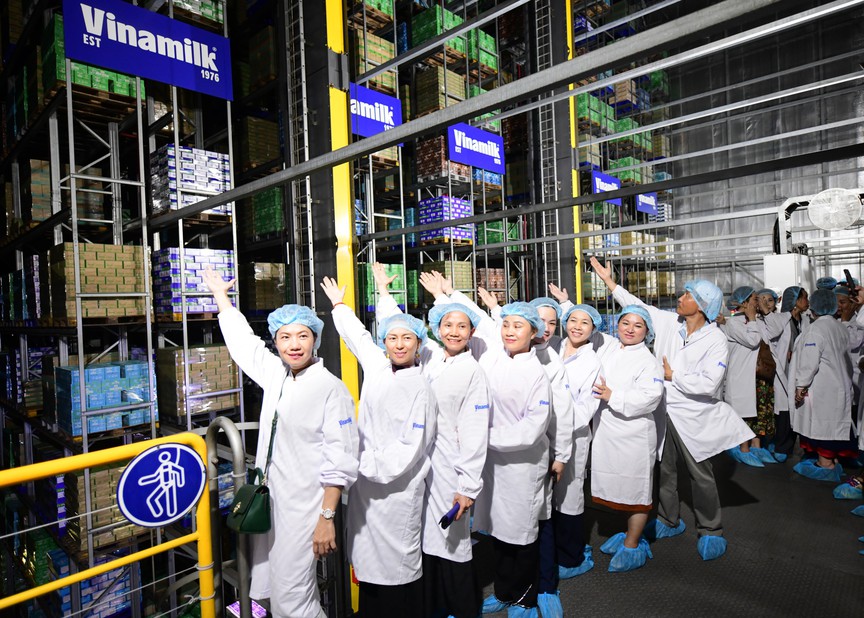Vinamilk đón thế hệ "đồng niên" tham quan nhà máy với lời hứa chăm sóc sức khỏe bằng dinh dưỡng chất lượng- Ảnh 4. Vinamilk đón thế hệ "đồng niên" tham quan nhà máy với lời hứa chăm sóc sức khỏe bằng dinh dưỡng chất lượng- Ảnh 4.