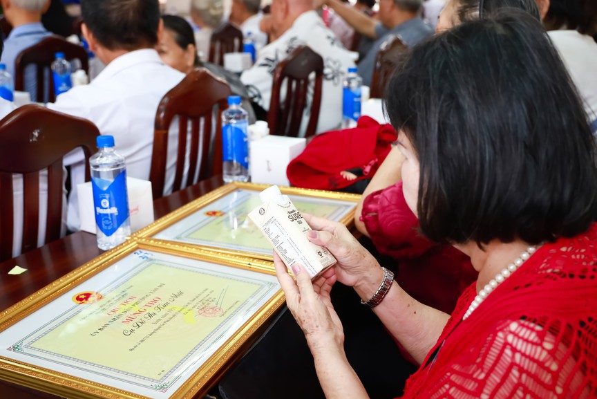 Vinamilk đón thế hệ "đồng niên" tham quan nhà máy với lời hứa chăm sóc sức khỏe bằng dinh dưỡng chất lượng- Ảnh 7. Vinamilk đón thế hệ "đồng niên" tham quan nhà máy với lời hứa chăm sóc sức khỏe bằng dinh dưỡng chất lượng- Ảnh 7.