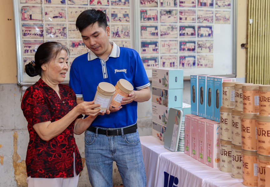 Vinamilk đón thế hệ "đồng niên" tham quan nhà máy với lời hứa chăm sóc sức khỏe bằng dinh dưỡng chất lượng- Ảnh 9. Vinamilk đón thế hệ "đồng niên" tham quan nhà máy với lời hứa chăm sóc sức khỏe bằng dinh dưỡng chất lượng- Ảnh 9.