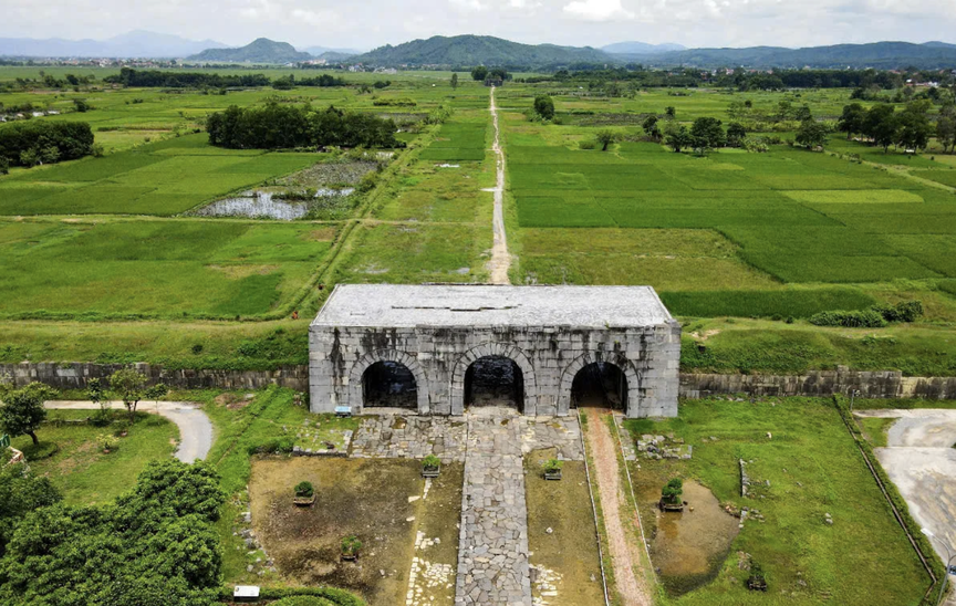 Tòa thành đá duy nhất còn lại ở Đông Nam Á, chỉ mất 3 tháng xây dựng nhưng lại có kiến trúc độc nhất vô nhị ở Việt Nam sắp được ‘giải cứu’ - Ảnh 1.