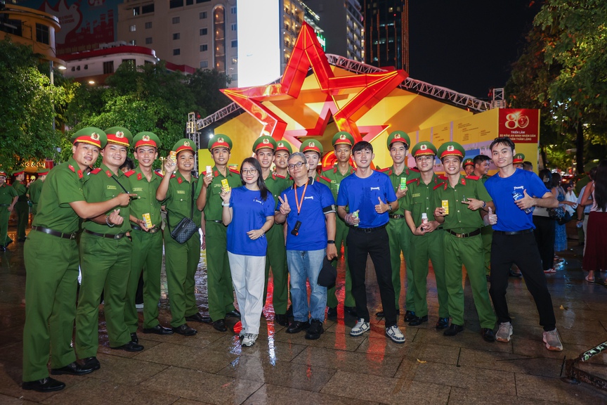 Tham dự Gala “Tổ quốc bình yên”, đừng quên ghé trạm Vinamilk “nạp năng lượng” - Ảnh 1.