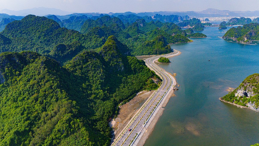 Tuyến đường ven biển đẹp nhất Việt Nam: Xuyên núi, ôm biển và kết nối 2 vịnh di sản- Ảnh 1.