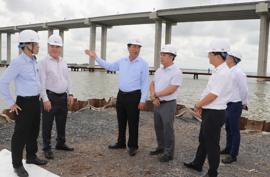 Cầu vượt sông 8.000 tỷ xoá bỏ toàn bộ các bến phà lâu đời, rút ngắn khoảng 80km từ miền Tây đến TP. HCM: Nỗ lực vượt tiến độ 6 tháng- Ảnh 1. Cầu vượt sông 8.000 tỷ xoá bỏ toàn bộ các bến phà lâu đời, rút ngắn khoảng 80km từ miền Tây đến TP. HCM: Nỗ lực vượt tiến độ 6 tháng- Ảnh 1.