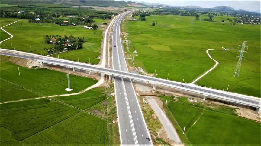 13 tuyến cao tốc Bắc - Nam phía Đông chuẩn bị thu phí, tối đa 1.300 đồng/km - Ảnh 1. 13 tuyến cao tốc Bắc - Nam phía Đông chuẩn bị thu phí, tối đa 1.300 đồng/km - Ảnh 1.
