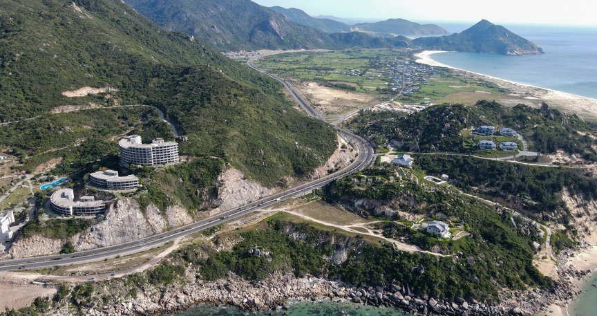 Cung đường biển đẹp bậc nhất miền Trung dần thành hình: Dài 115km, có đoạn đèo với cảnh quan núi - biển ấn tượng - Ảnh 2.